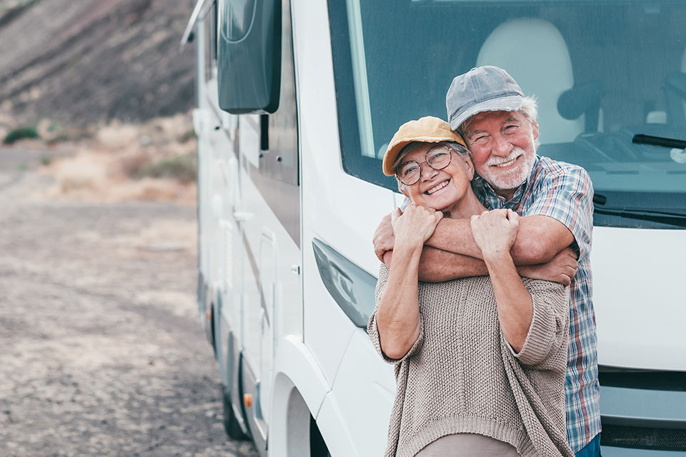 couple heureux qui veut vendre son camping-car en sécurité 